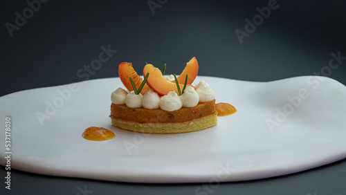 Fototapeta Naklejka Na Ścianę i Meble -  assiette gastronomique pâtisserie abricot