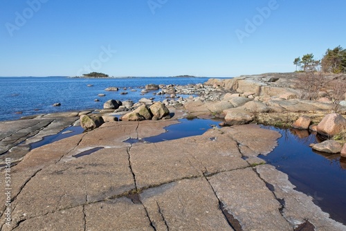 Fotografi Rocky seashore on the island of Ulko-Tammio, Eastern Gulf of Finland National Park, Finland