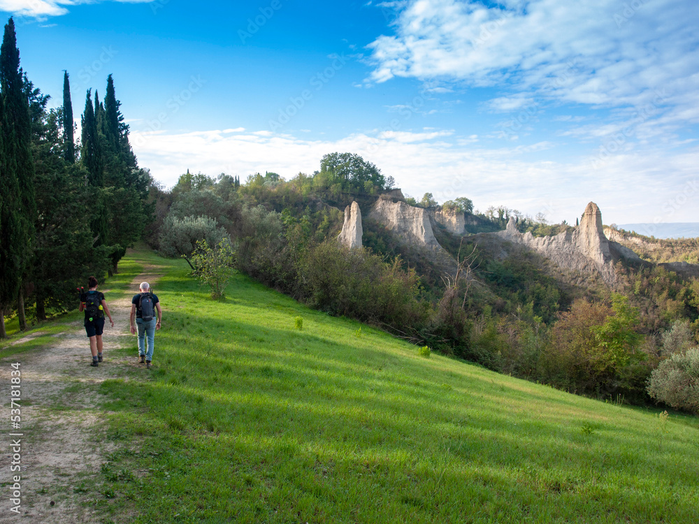 Fototapeta premium Italia, Toscana, Firenze, Trekking fra i calanchi nella campagna di Certaldo.