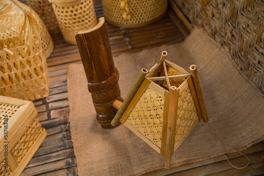 Obraz premium Product details of home-scale bamboo crafts that produce products such as bamboo trays, bamboo boxes, lampshades, bamboo bowls, bamboo bags and others