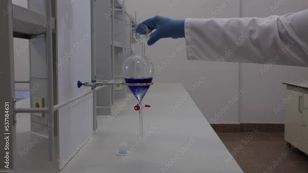 Vidéo Stock Separating funnel laboratory glassware used in liquid