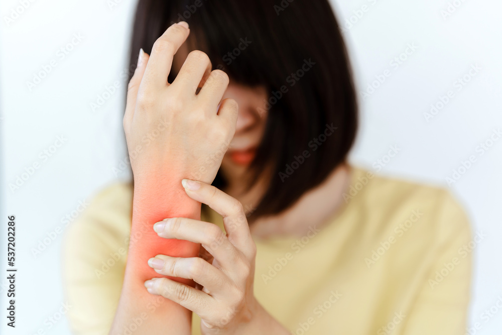 A teenage girl has wrist pain from work or exercise. A teenage girl has wrist pain from work or exercise.