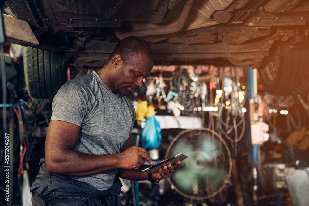 Obraz premium Auto mechanic are checking and repair maintenance auto engine is problems at car repair shop.