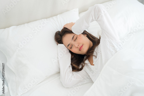 Obraz na plátně girl lying in bed unwell suffers from insomnia headache