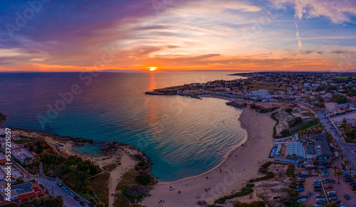 Tramonto con il cielo rosa, visto dal drone sulla spiaggia di Marina di Pulsano (Taranto, Salento, Puglia, Italia ), località le canne