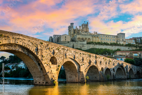 The old bridge and the Saint-Nazaire cathedral and their perfect reflection in Béziers in the Hérault in Occitanie, France. © FredP