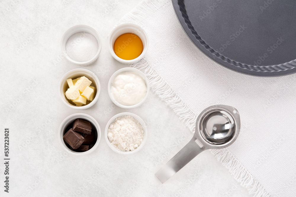 Gateau au chocolat. Concept. Cuisine tendance. Pâte brisée. Pâte feuilletée. Dessert maison. Ingrédients sur la table. Concept de recette facile. Minimaliste, vue du dessus, fond blanc texture. Gateau au chocolat. Concept. Cuisine tendance. Pâte brisée. Pâte feuilletée. Dessert maison. Ingrédients sur la table. Concept de recette facile. Minimaliste, vue du dessus, fond blanc texture.