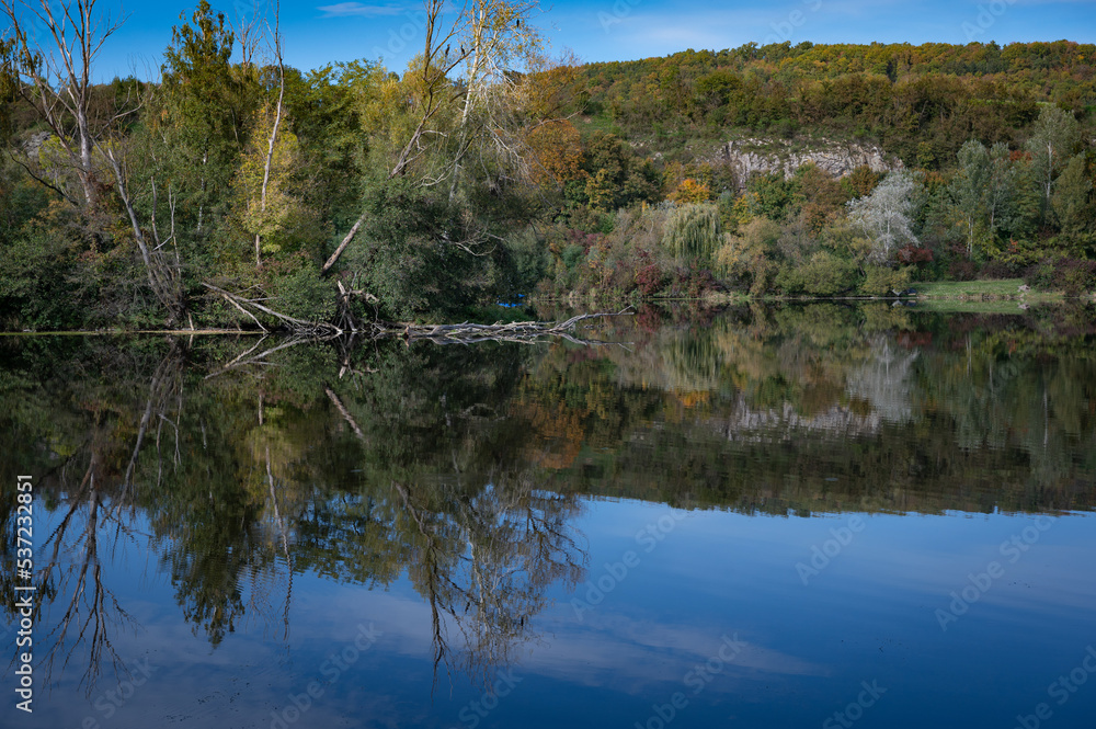 Herbstspiegelung am Donausee