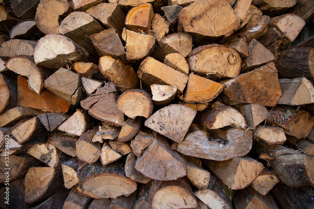 gros tas de bois de chauffage coupé et rangé dans un abri. Symbole de la crise énergétique gros tas de bois de chauffage coupé et rangé dans un abri. Symbole de la crise énergétique