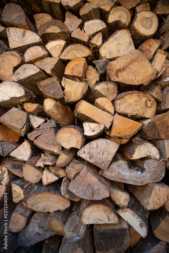 gros tas de bois de chauffage coupé et rangé dans un abri. Symbole de la crise énergétique gros tas de bois de chauffage coupé et rangé dans un abri. Symbole de la crise énergétique