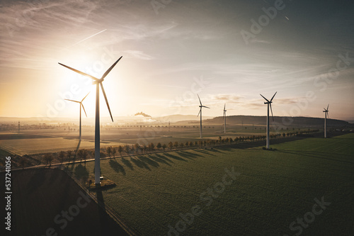 Windkraftanlage_im_Sonnenaufgang_2