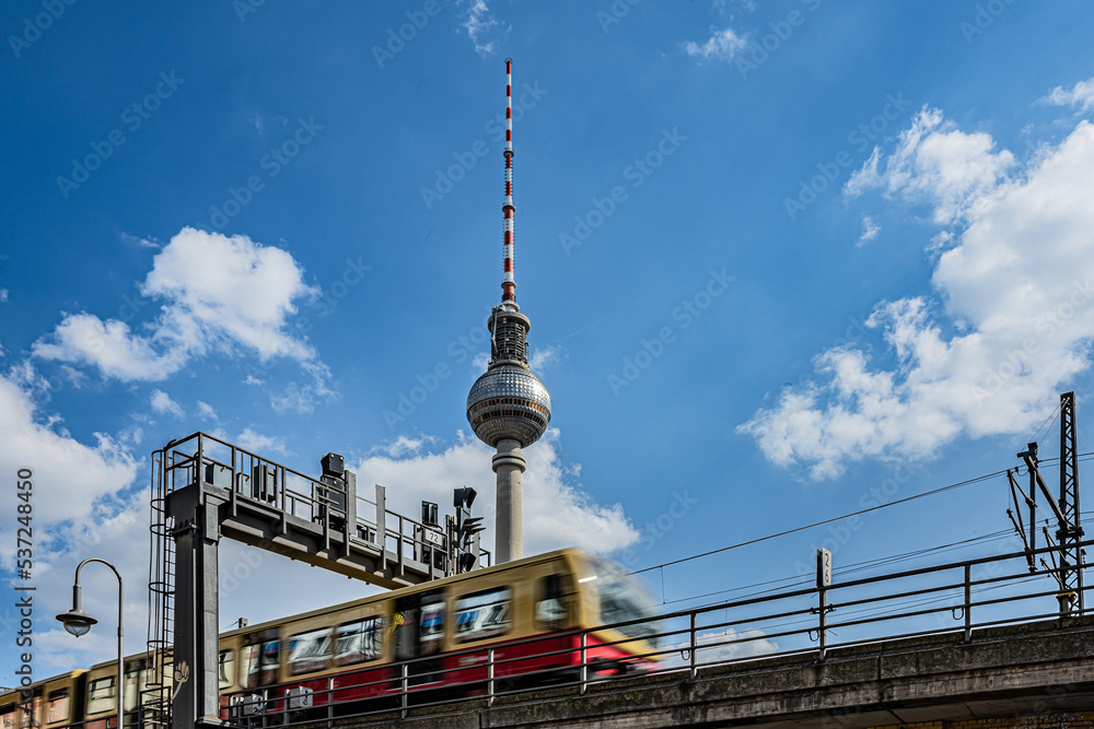 Berliner S-Bahn vor Fernsehturm