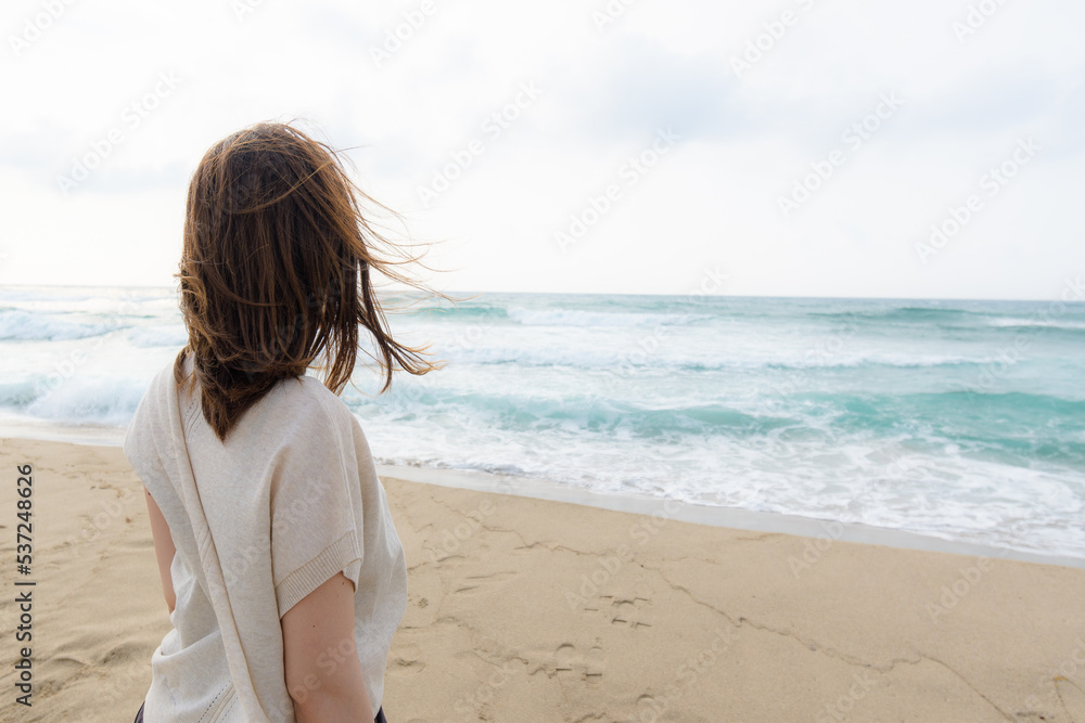 The back view of woman staring the horizon over the ocean
海に広がる地平線を見つめる女性の後ろ姿 The back view of woman staring the horizon over the ocean
海に広がる地平線を見つめる女性の後ろ姿