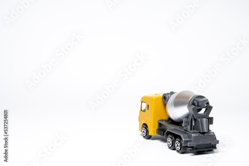 コンクリートミキサー車の模型 © Haru Works