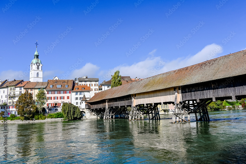 Fototapeta premium Olten, Stadt, Stadtturm, Aare, Fluss, Alte Brücke, Holzbrücke, Altstadt, Aareufer, historische Häuser, Bahnhof, Herbst, Herbstsonne, Solothurn, Schweiz