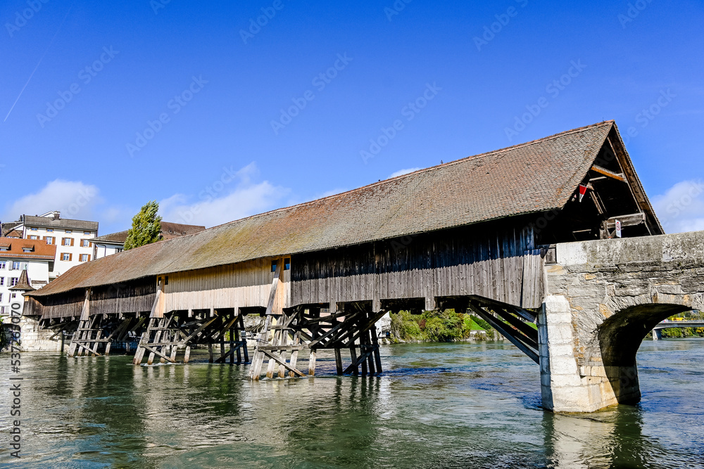 Olten, Aare, Fluss, Alte Brücke, Holzbrücke, Altstadt, Aareufer, historische Häuser, Bahnhof, Herbst, Herbstsonne, Solothurn, Schweiz