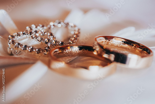 anelli di matrimonio, fedi nuziali, con macro obbiettivo canon super dettagliato