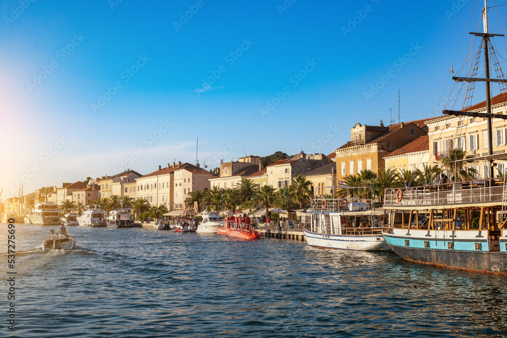 Boote im Hafen von Mali Losinj auf der Insel Losinj in Kroatien