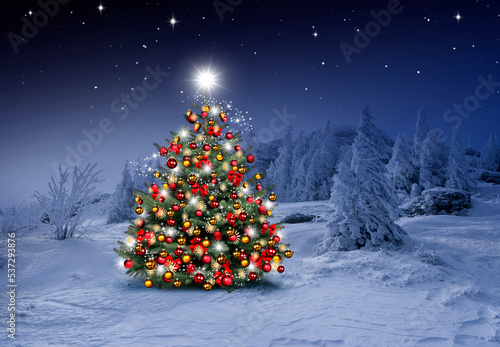 Glänzender Weihnachtsbaum vor einem Blauen Hintergrund im Schnee