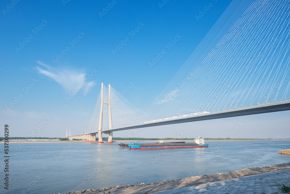 Obraz premium Bianyuzhou Yangtze river bridge against a blue sky