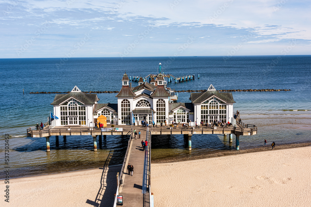 Obraz premium Insel Rügen Ostseebad Sellin die berühmte Seebrücke von Sellin im Winter bei herrlichem Sonneschein und excellenter Fernsicht über die Ostsee