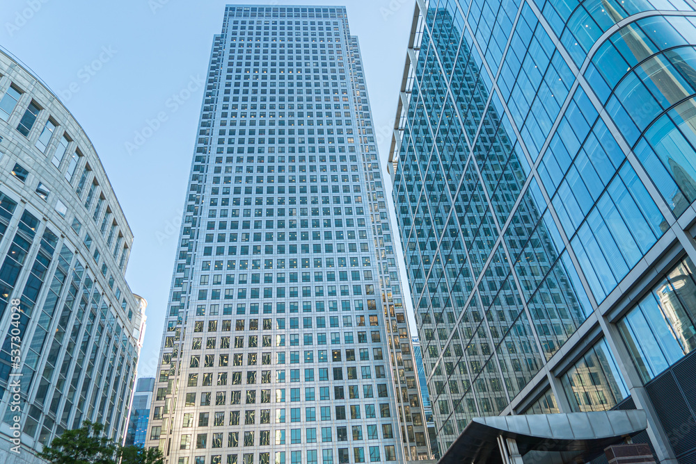 Obraz premium Office buildings, skyscrapers, blue sky, sunny day in the business district of London Canary Wharf, UK.