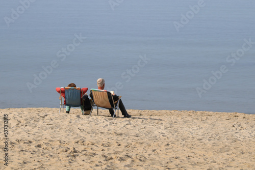 Rentner genießen ihren Ruhestand am Strand