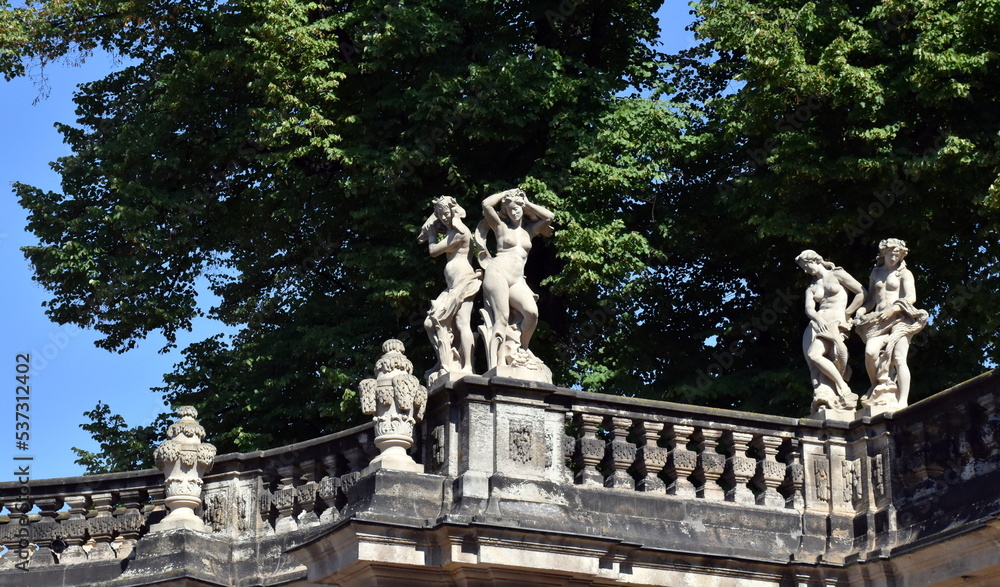 Fototapeta premium Steinfiguren im Zwinger in Dresden