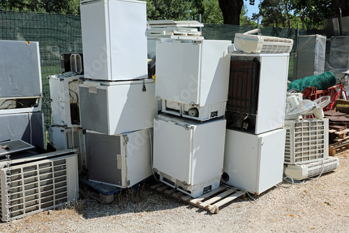 Fotografija landfill with scrap of broken appliances and polluting material