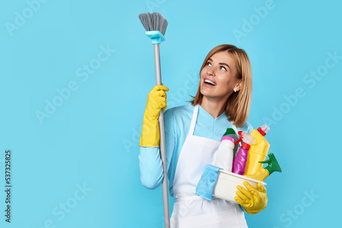 Obraz na płótnie woman in gloves holding bucket of detergents and broom