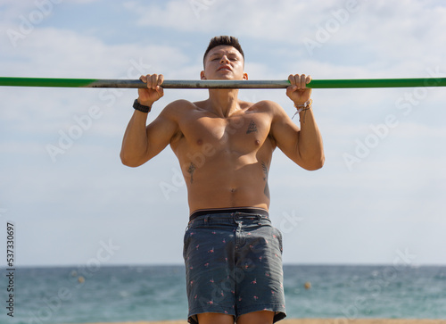 Εκτύπωση καμβά boy practicing bar sport