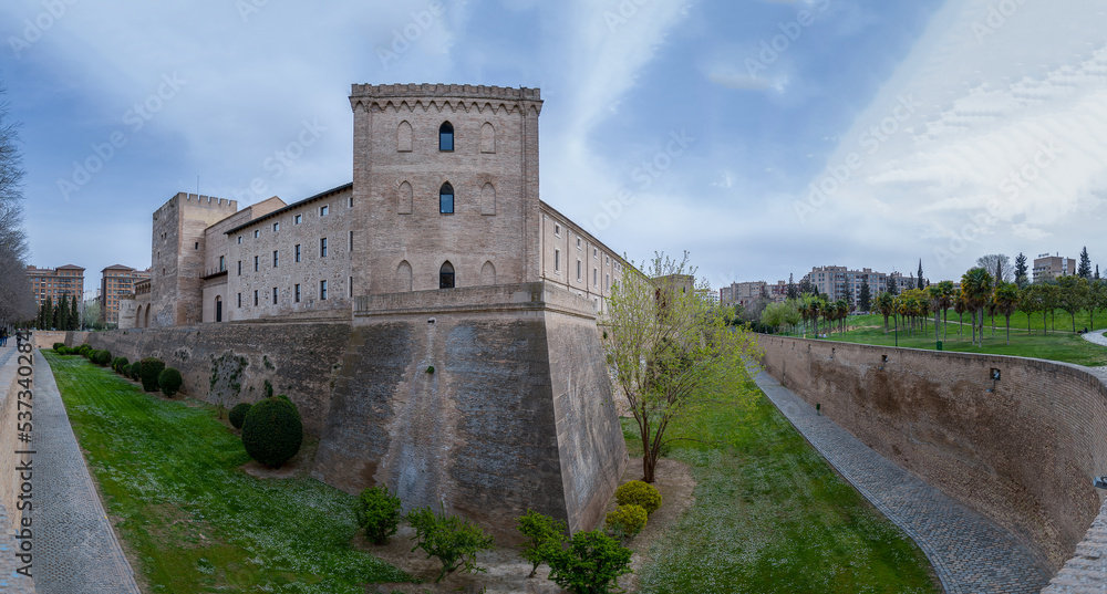 panorámica palacio de la aljaferia de zaragoza en la parte exterior