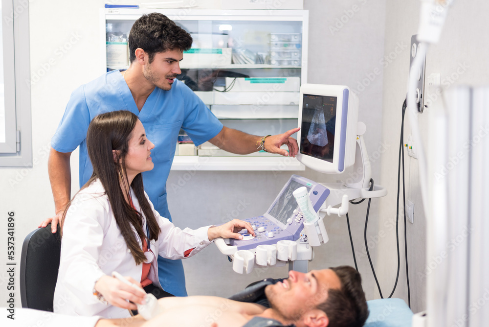 Obraz premium Doctor examining patient with ultrasound scan
