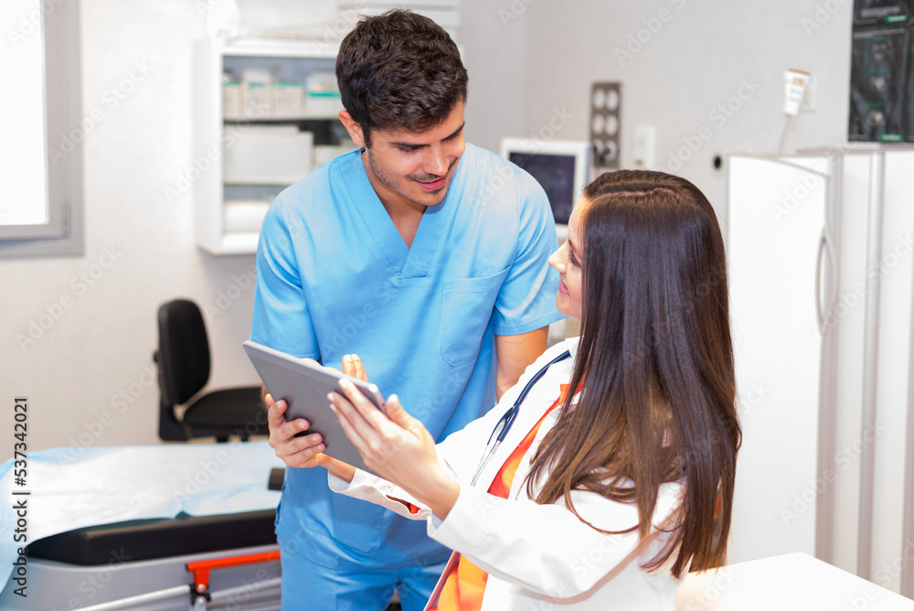 Obraz premium Medics with tablet in office