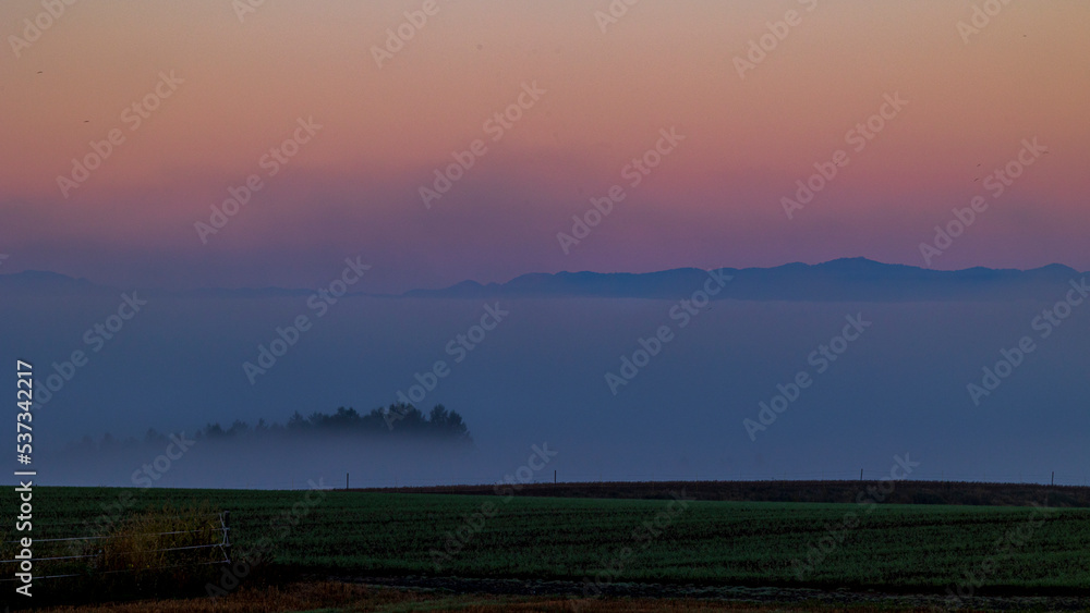 Obraz premium 雲海と山のシルエット ビーナスベルト 北海道