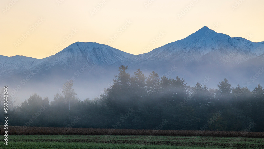 雲海の絶景　冠雪した山々　絶景　北海道
