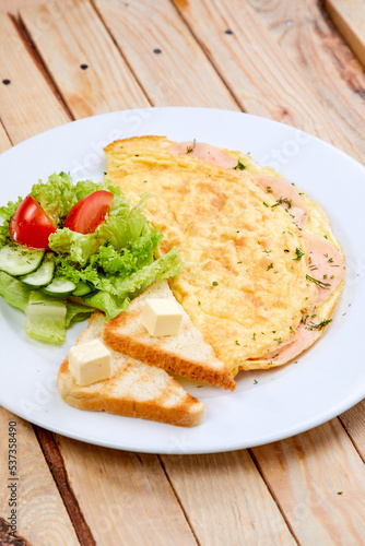 omelet with fresh vegetables and toasts