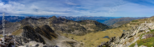 Sommerurlaub in den spanischen Pyrenäen: Wanderung zur Seenlandschaft von Baciver im Naturschutzgebiet Alt Pirineu - Panorama mit Blick auf die entferneten 3000er Gipfel und Gletscher photo