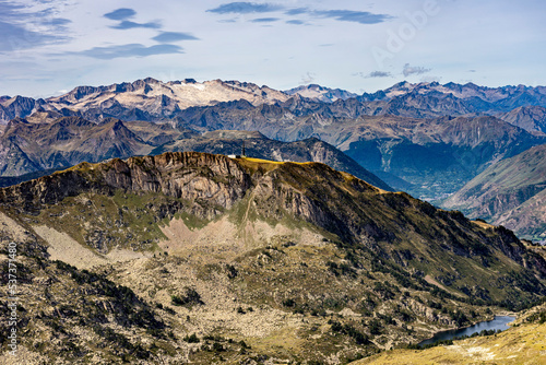 Sommerurlaub in den spanischen Pyrenäen: Wanderung zur Seenlandschaft von Baciver im Naturschutzgebiet Alt Pirineu - Panorama mit Blick auf die entferneten 3000er Gipfel und Gletscher