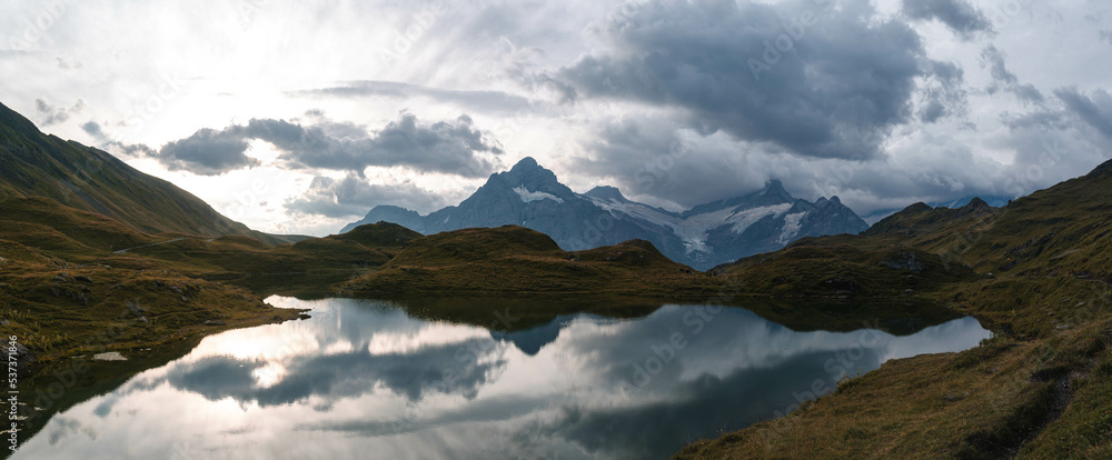 Φωτογραφία Colorful summer sunrise on Bachalpsee lake with Schreckhorn and Wetterhorn peaks on background