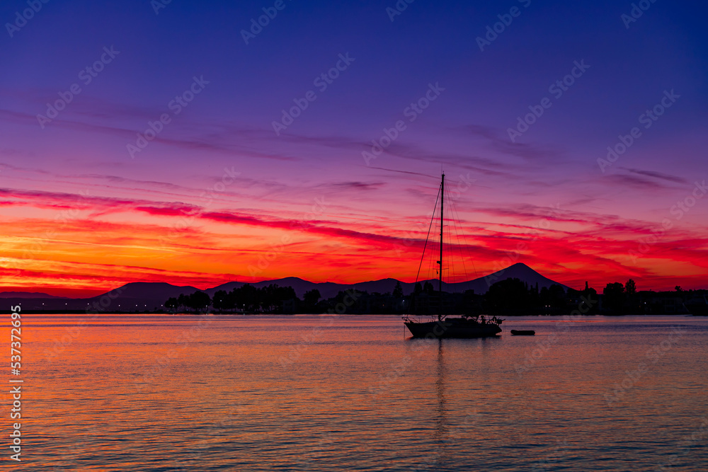 Krajobraz morski. Wypoczynek wieczorny, kolorowe niebo. Grecka wyspa, Evia - obrazy, fototapety, plakaty 