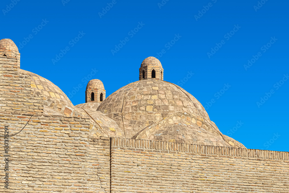 Φωτογραφία Round stone domes of Toki Zargaron in the center of Bukhara