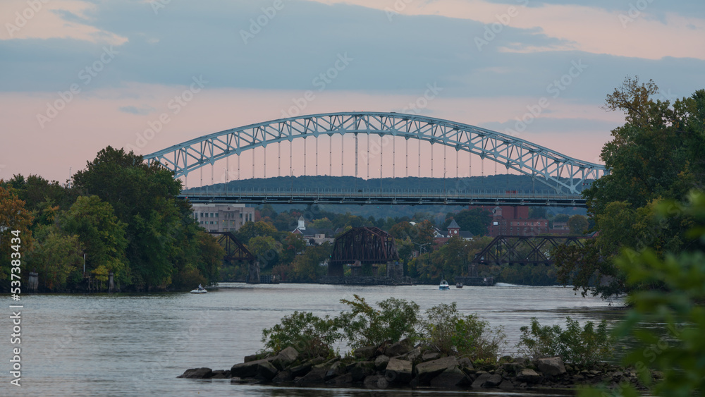 Obraz premium Sunrise image of the Arrigoni Bridge in Middletown, CT 