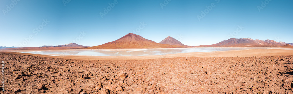 Lago ante volcanes en desierto de Bolivia