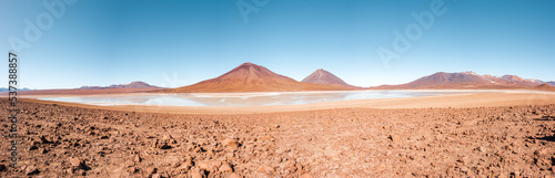 Lago ante volcanes en desierto de Bolivia