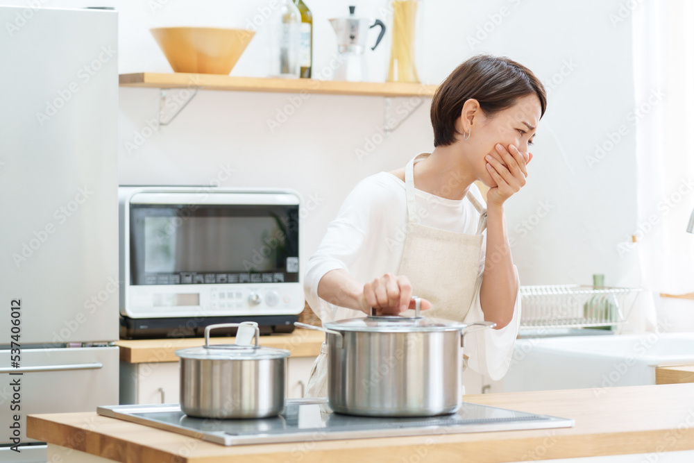 料理を失敗した女性 料理を失敗した女性