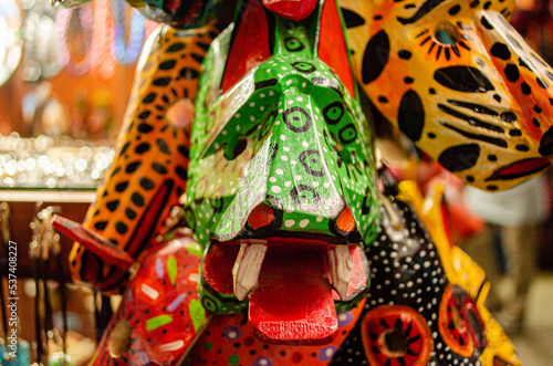 Mascarás coloridas de moros exhibidos en mercado