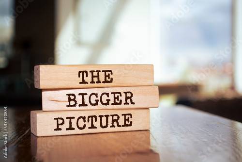 Konstfotografi Wooden blocks with words 'THE BIGGER PICTURE'.