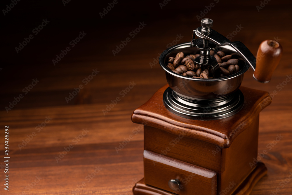 コーヒーミルでコーヒー豆を挽く Stock Photo | Adobe Stock