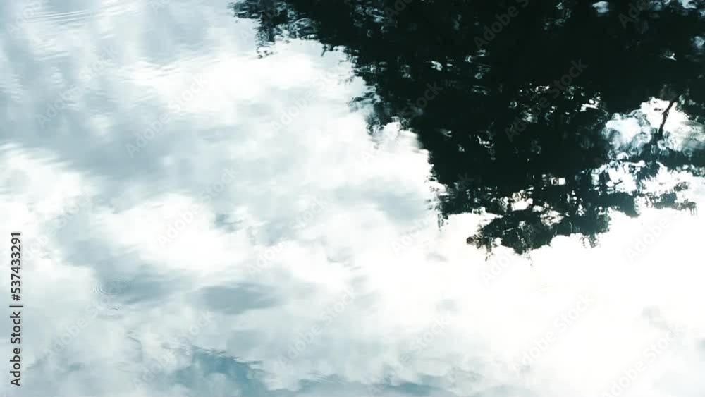 藤見橋から望む阿賀川の水面映り込む雲と緑と雨の波紋
藤見橋から望む阿賀川の水面映り込む雲と緑と雨の波紋